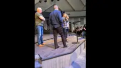 Imagem do vídeo com o anúncio do pastor John Lowe II