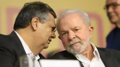 Flávio Dino (à esquerda) conversa com o então candidato à Presidência da República, Luiz Inácio Lula da Silva (PT), em convenção do PSB em julho deste ano