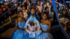 Participantes afrodescendientes colombianos sostienen una cuna con el niño Dios en Quinamayó, departamento del Valle del Cauda, Colombia, 18 de febrero de 2018