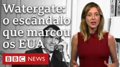 Richard Nixon fala ao telefone em foto preta e branca