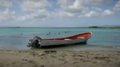 Rio Chico foi um destino turístico popular por décadas; hoje, as casas de veraneio pelas quais muitos pagaram grandes quantias estão abandonadas ou à venda bem abaixo de seu valor.