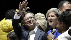 O presidente eleito da Colômbia Gustavo Petro, acompanhado da esposa, Veronica Alcocer, e da agora vice-presidente, Francia Marquez , participa de evento após vencer as eleições presidenciais colombianas , na Movistar Arena em Bogotá, na Colômbia, no dia 19 de junho de 2022