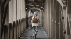 Menina em bicicleta