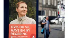 Cartaz eleitoral mostra principal Mette Frederiksen, durante as eleições gerais dinamarquesas em Copenhague