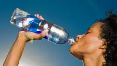 Mujer bebiendo agua