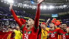 Equipo marroquí celebrando su victoria contra Portugal.