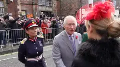 Rei e rainha consorte estavam em visita a York quando foram alvejados por ovos, que não os atingiram.