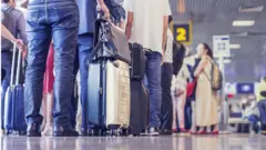 fila de passageiros em aeroporto