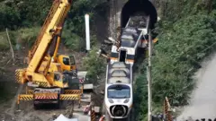 Salvage crews remove train carriages north of Hualien, Taiwan, 3 April 2021，