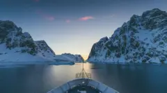 Barco navegando na Antartida