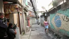 Policiais armados no Jacarezinho