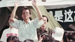 天安门广场上刘晓波挥舞双臂与学生对话（1989年）