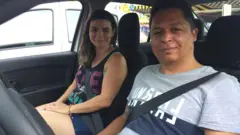 O casal Rafaela Machado e Elisangelo Sena dividem o carro para fazer, cada um, jornadas de 12 horas diárias em aplicativos de transporte, como Uber e 99