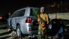 Guardia Talibán en las inmediaciones del aeropuerto de Kabul este jueves.