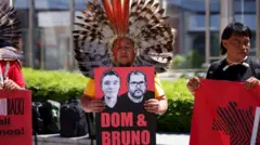 Protesto em Bruxelas de indígena contra o desaparecimento de Dom e Bruno