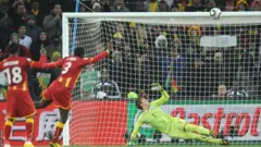 Asamoah Gyan frappe son penalty contre l'Uruguay sur la barre transversale, lors des quarts de finale de la Coupe du monde 2010.