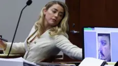 A atriz Amber Heard em audiência do dia 20 de abril