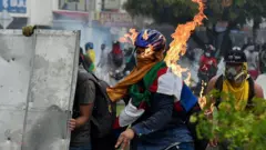 Un manifestante es impactado por un cocktail molotov durante las protestas en Cali, Colombia, el 3 de mayo.