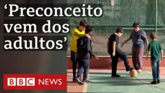 Crianças jogando futebol