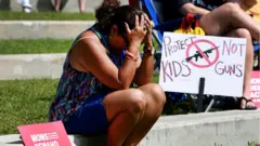 Moms Demand Action, organização nacional que luta para prevenir a violência armada, realizou vigília na Flórida em memória às vítimas dos massacres em Buffalo, Nova York, e Uvalde, no Texas