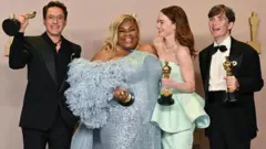 Robert Downey Jr., Da'Vine Hoy Randolph, Emma Stone e Cillian Murphy com suas respectivas estatuetas do Oscar