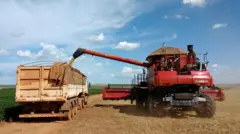 Caminhão e colheitadeira em fazenda em Goiás