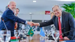 Lula cumprimentando secretário-geral da ONU, Antonio Guterres 