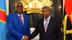 Perezida wa DRC Félix Tshisekedi na Perezida w'Angola João Lourenço basuhuzanya n'ikiganza 