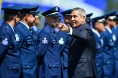 O ministro da Defesa, Braga Netto, durante a cerimônia militar de promoção de Graduados do Quadro Especial de Sargentos (QESA), na Base Aérea de Brasília, em 2022