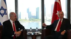 イスラエルのネタニヤフ首相（左）とトルコのエルドアン大統領（2023年9月）