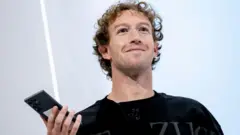 Mark Zuckerberg sostiene un teléfono