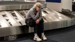 Passageira no aeroporto americano de LaGuardia, em 24 de dezembro