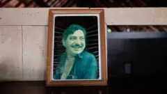 Retrato de Chico Mendes em parede de madeira 