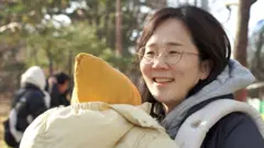 키즈버스: 탄핵 표결 순간 아기들이 '이 버스' 앞에 모인 이유