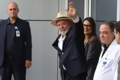 Lula saindo do hospital