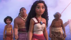 Imagem promocional da animação, com os personagens de Moana olhando para frente 