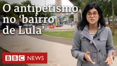 Repórter em praça embaixo de viaduto