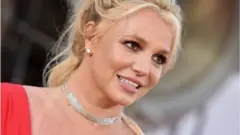 Britney Spears sorrindo em evento de gala