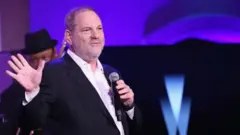 Harvey Weinstein falando em cerimônia