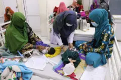 Des bébés et leurs mères, souffrant de la faim en raison de la crise alimentaire, attendent d'être soignés à l'hôpital Mir Veys à Kandahar, en Afghanistan.