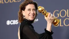 Fernanda Torres sostiene su Globo de Oro