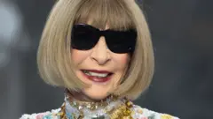 Anna Wintour em close up usando óculos escuros