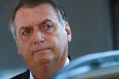 Bolsonaro prestes a entrar em um carro após deixar sua casa