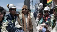 O presidente boliviano Luis Arce, durante a inauguração de uma planta de lítio da estatal YLB, no Salar de Uyuni, na Bolívia, em 15 de dezembro de 2023