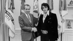 
Richard Nixon aperta a mão de Elvis Presley no Salão Oval da Casa Branca.