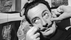 Salvador Dalí mexendo no bigode