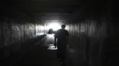 homem andando em túnel de Las Vegas