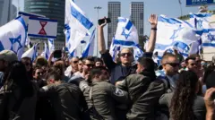 Manifestantes e policiais se enfrentam durante protesto contra reformas judiciais em Tel Aviv