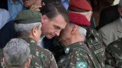 O ex-presidente Jair Bolsonaro conversa com o general Luiz Eduardo Ramos, que foi ministro-chefe da Casa Civil de seu governo