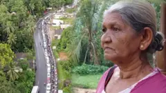 Montagem com mulher de 86 anos e fila de carros por combustível